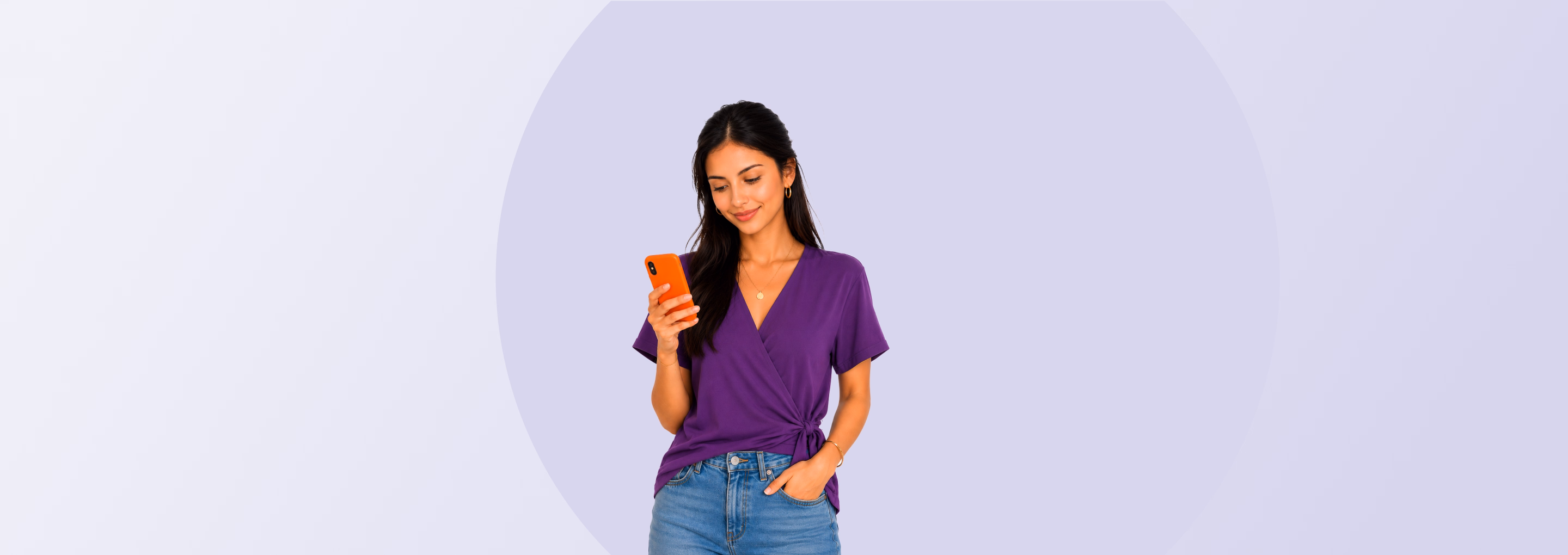 Mujer sosteniendo un teléfono inteligente y señalando un pasillo, que representa una solicitud de préstamo rápida y conveniente en línea.